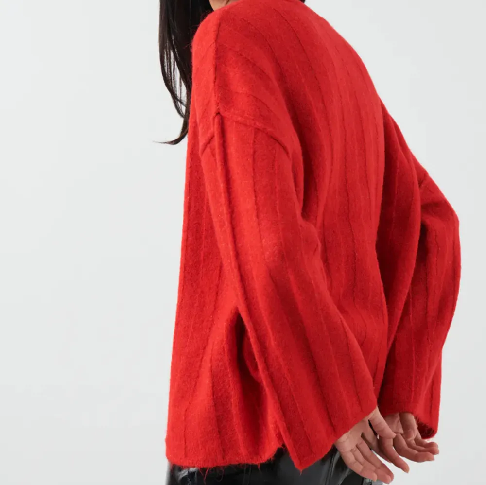 Säljer denna stickade tröja från Ginatricot då den inte kommit till användning❤️Tröjan är använd 1 gång och är i mycket fint skick!. Tröjor & Koftor.