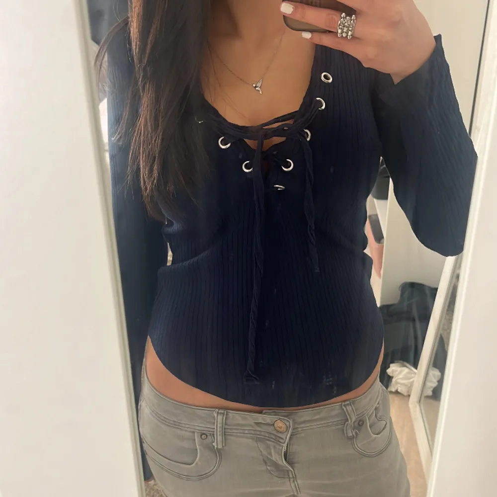 Söt långärmad tröja som man kan knyta vid bröstet från GinaTricot. Tröjan är i gott skick!🥰💗. Neuletakit & Villapaidat.