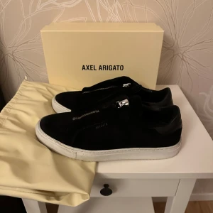 Axel arigato - Ett par Axel arigato zip. De är riktigt fräscha, skick 9/10. Det är ett par som inte säljs längre, väldigt populära.  För mer info och bilder kom pm. 