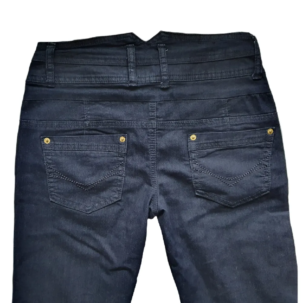 Mörkblå jeans i storlek S-M, aldrig använda 😘 mått: Midja 74cm, ben insida 78cm, ben utsida 102cm. Jeans & Byxor.