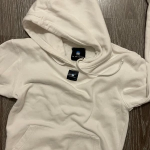 Hoodie med tryck på baksidan - Hoodie från the cool elephant! Loggan där fram har lossnat lite och är limmad med textillim. Annars är hoodien jättefin. 