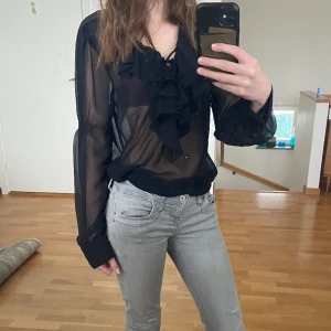 Blus/piratblus - Svart snygg blus i gott skick, perfekt till tjejmiddagen! 💕 Köpt på second hand men känns väldigt fräsch, använd fåtal gånger av mig, då den känns lite för stor.