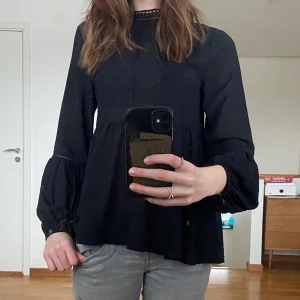 Svart blus - En svart superfin blus i gott skick!💕 Den är sparsamt använd av mig men köpt på second hand, däremot känns den väldigt fräsch☺️ Jag säljer det pga att armarna var lite korta på mig, annars tycker jag om den super mycket!