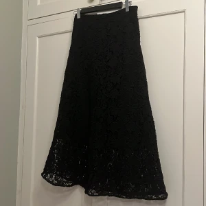 Jättefin maxikjol från Zara Woman - Midjekjol i spets, svart. Storlek XS. Längd ca 85