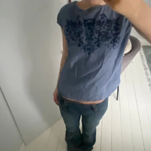 Söt topp - Säljer den här söta toppen men vackra broderier på, perfekt till sommaren o våren