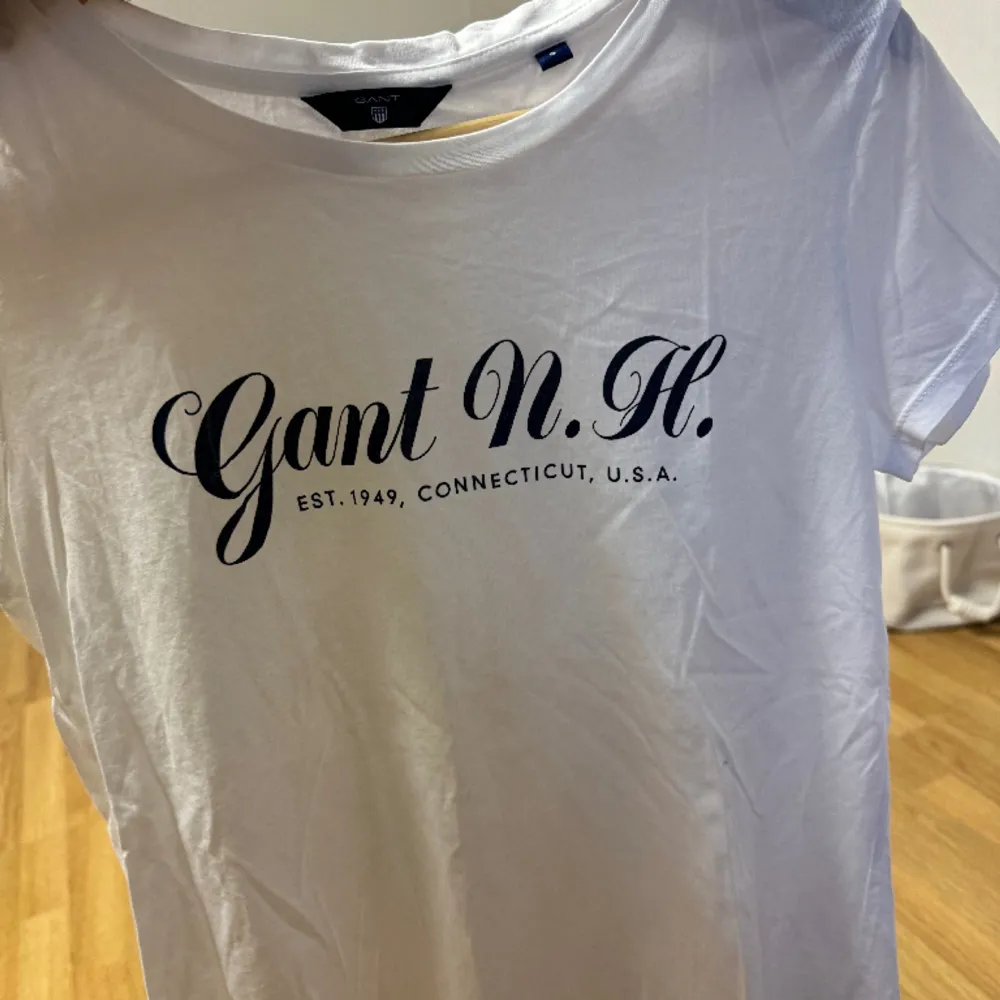 En gant tröja som tyvärr inte kommer till användning därav bra skick. Storlek S . T-shirts.