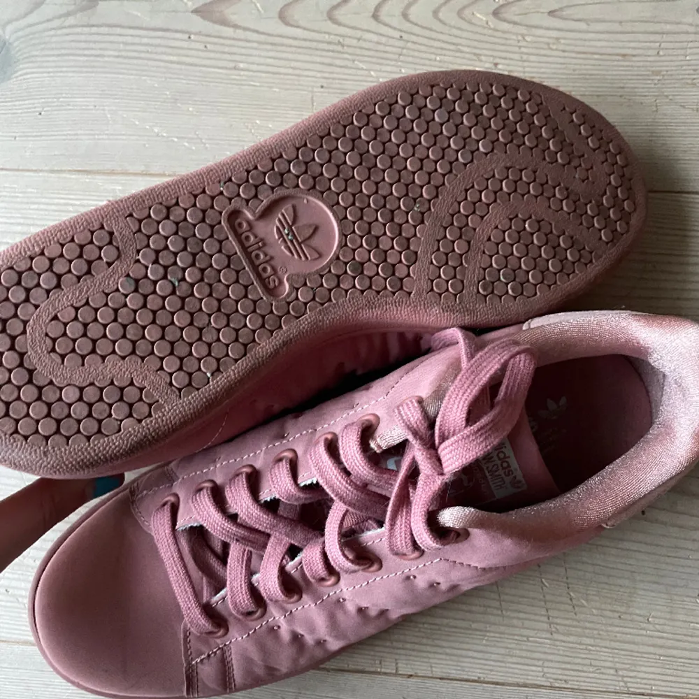 Sjukt snygga rosa Adidas skor! Tyvärr för små för mig. Knappt använda . Skor.