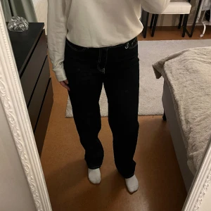 Mörkblåa Jeans - Säljer ett par mörkblåa jeans då dem inte kommer till användning. Använda fåtal gånger från NAKD. Supersnygga, raka & högmidjade, med vita sömmar😍 Är ungefär 173 cm lång. 🫶🏼