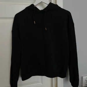 Hoodie - Svart hoodie från Athlecia. Superskönt material! Fraktavgift tillkommer 