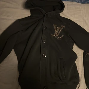 Louis Vuitton Cardigan med luva - Säljer en Louis Vuitton Cardigan för den är lite för stor 