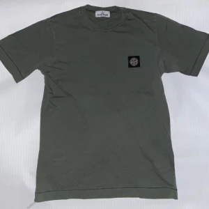 Stone island t-shirt  - Säljer min Stone island tröja eftersom den är för liten. Den är köpt på Nk för två år sedan. Skicket är 8/10 och har inga hål eller fläckar, endast använd ett fåtal gånger. Pris kan diskuteras!