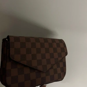 väska  - enkel handväska ! sparsamt använd 🤎