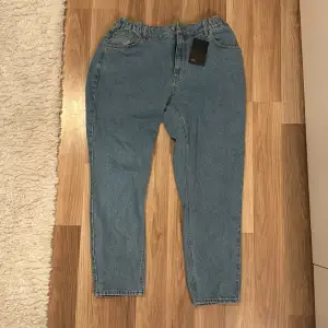 Ljusblåa Jeans från ASOS. W:36 L:32. Regular fit. Aldrig använda. Lite kortare modell som går precis till anklarna. Perfekt till sommaren i värmen :)