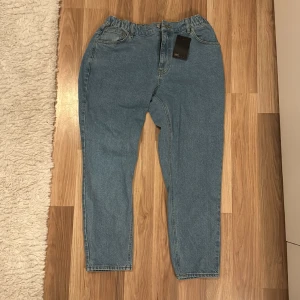 Jeans - Ljusblåa Jeans från ASOS. W:36 L:32. Regular fit. Aldrig använda. Lite kortare modell som går precis till anklarna. Perfekt till sommaren i värmen :)