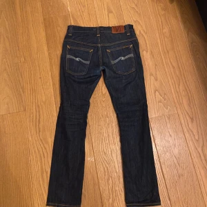 Nudie Jeans slim  - Nudie jeans i en mer slimat passform! 29/32 men passar mer som 30 i längden! Nypris ca 1500kr Vårat pris 299kr! Steal‼️ Skriv vid intresse eller några frågor😀 Skick 8/10