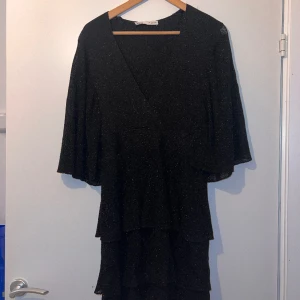 Svart glittrig klänning  - Jättefin och skön klänning💕