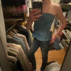 Tup topp i jeans material 🩷 -  Jag har köpt den här i Spanien på marknaden för 200 kr och säljer för 150 🩷🩷använd 4ggn