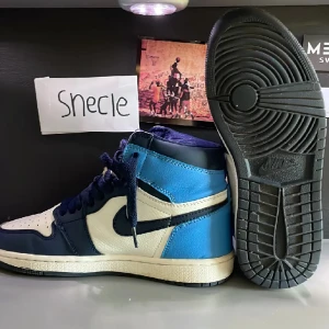 Jordan 1 obsidian  - Säljer nu mina Jordans då de inte längre kommer till användning💗Inga större defekter förutom att ena snöret är sönder som syns på sista bilden💕 Ytterst lite creasade som också syns på sista, annars rena och fina💗Använda  sparsamt💗Pris kan diskuteras