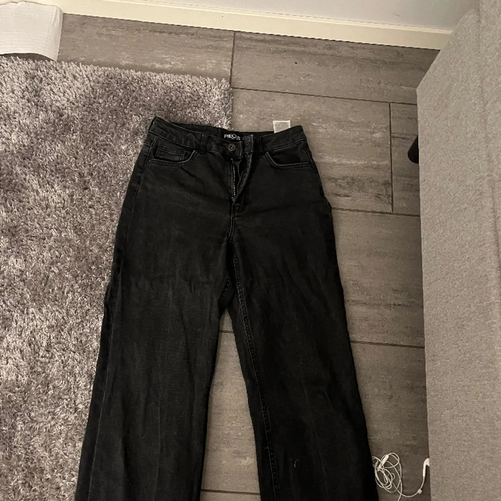 Superfina svarta jeans i superbra skick . Farkut & Housut.