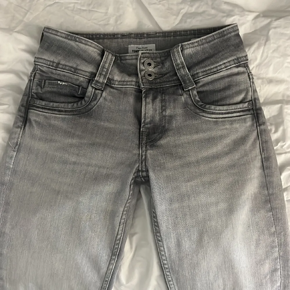 Jättesnygga Pepe jeans som jag köpte av en annan tjej här på Plick men dem satt inte riktigt som jag ville💞 jättebra skick!! Nypris ca 1099kr❤️kontakta för fler bilder. Pris kan även diskuteras. Jeans & Byxor.