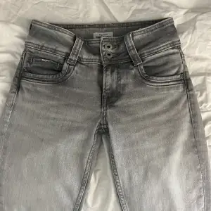 Jättesnygga Pepe jeans som jag köpte av en annan tjej här på Plick men dem satt inte riktigt som jag ville💞 jättebra skick!! Nypris ca 1099kr❤️kontakta för fler bilder. Pris kan även diskuteras