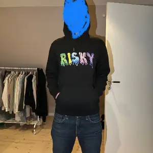 Risky hoodie med olika färger i storlek S. Tröjan är i suverän skick! Skriv för fler bilder 