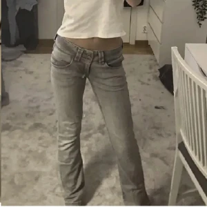 Ltb jeans - Jättesnygga ltb jeans. De ör Lågmidjade och straight. De är insydda i midjan just nu men går enkelt at sprätta upp ifall de inte skulle passa💗💗