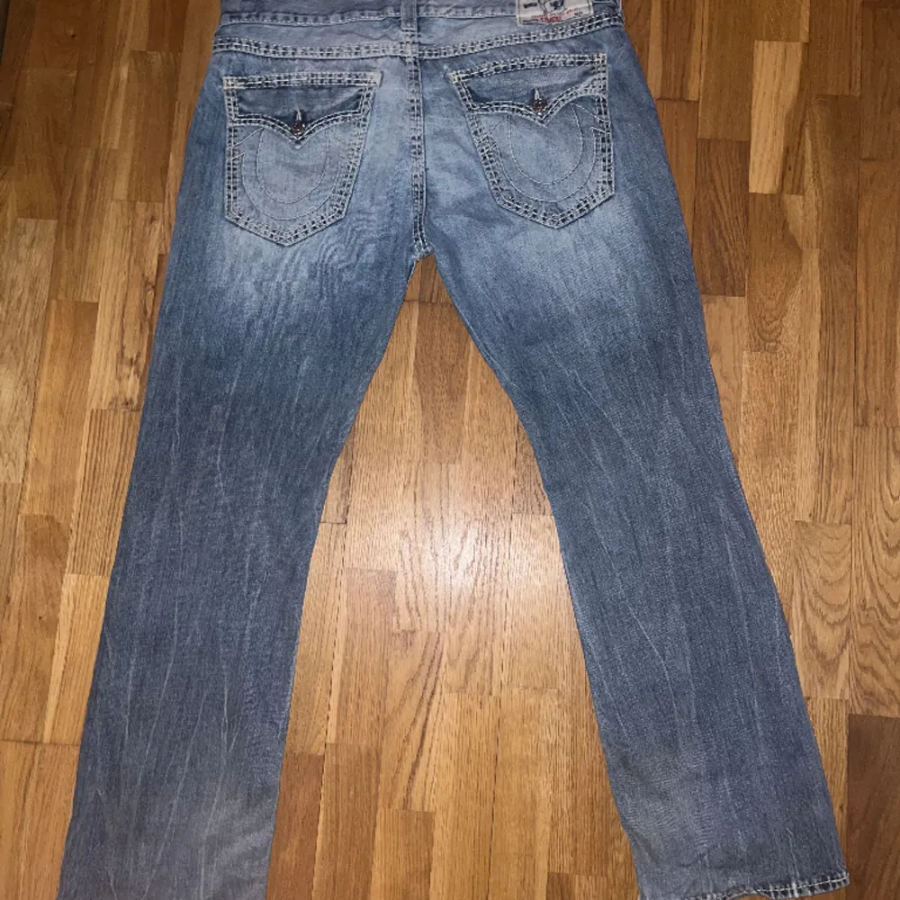 Trueys som sitter baggy, fint skick, inga fläckar, Midja: 52cm, innerbenslängd: 80cm, benöppning: 24, ställ görna frågor eller be om fler bilder. Jeans & Byxor.