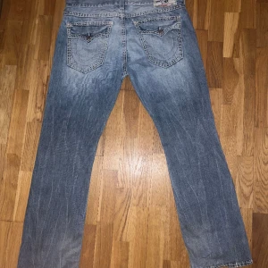 True Religion jeans - Trueys som sitter baggy, fint skick, inga fläckar, Midja: 52cm, innerbenslängd: 80cm, benöppning: 24, ställ görna frågor eller be om fler bilder