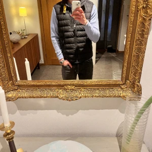 Parajumper väst - Skitfet väst i storlek s, säljer för att jag inte använder den. Använd en del därav det låga priset, skriv om du har frågor 💯