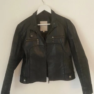 ❣️Trendig Skinnjacka❣️ - Den perfekta skinnjackan i rak modell! Kalvskinn som kan behövas smörjas in lite. Storlek 40 men passar S/M beroende på hur den ska sitta.