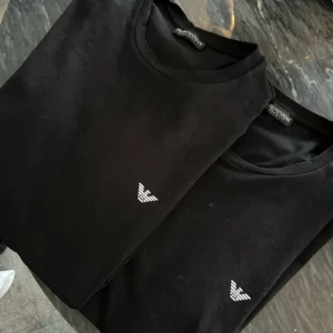 Armani t-shirt 2st - 2 st Armani T-shirts  Bra skick på båda  Passar S och M