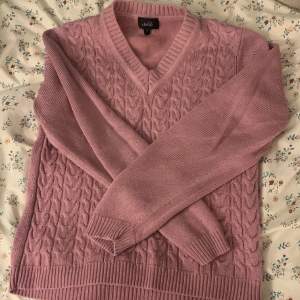 Säljer denna rosa tröjan från märket Isolde. Den är köpt här på Plick för en tag sedan. Den är använd men det syns inte. Storlek L men den passar nog bättre på xs/s/m och eventuellt L. Priset kan diskuteras 💝