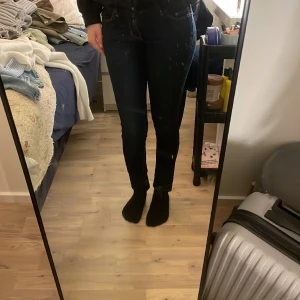 Mörk blåa jeans - Mörk blåa skinny jeans. De är lågmidjade. 