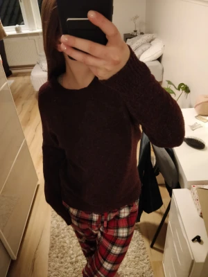 Vinröd tröja - Stickad tröja i en jättefin vinröd färg. Från vero moda och är i samma modell som den populära gröna tröjan på sista bilden! Bara att skriva vid frågor eller funderingar💗