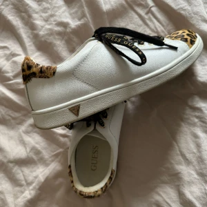 Guess skor - Knappt använda sneakers från guess i storlek 38!