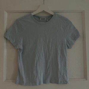 T-shirt  - Ljusblå T-shirt från weekday