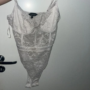 Vit topp i spets  - Strlk. 36, måttligt använd. 