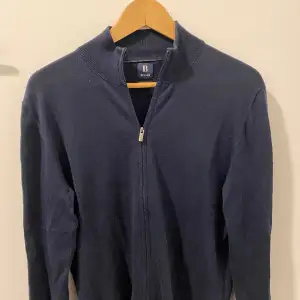 En skön hel zipp tröja som passar till allt, den e marin blå och den e för liten för mig så säljer den.