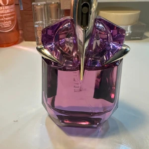 ALIEN , Damparfym , knappt använd  - Knappt använd parfym , 30 ml  Alien .  Finns i Åmål kan skickas 