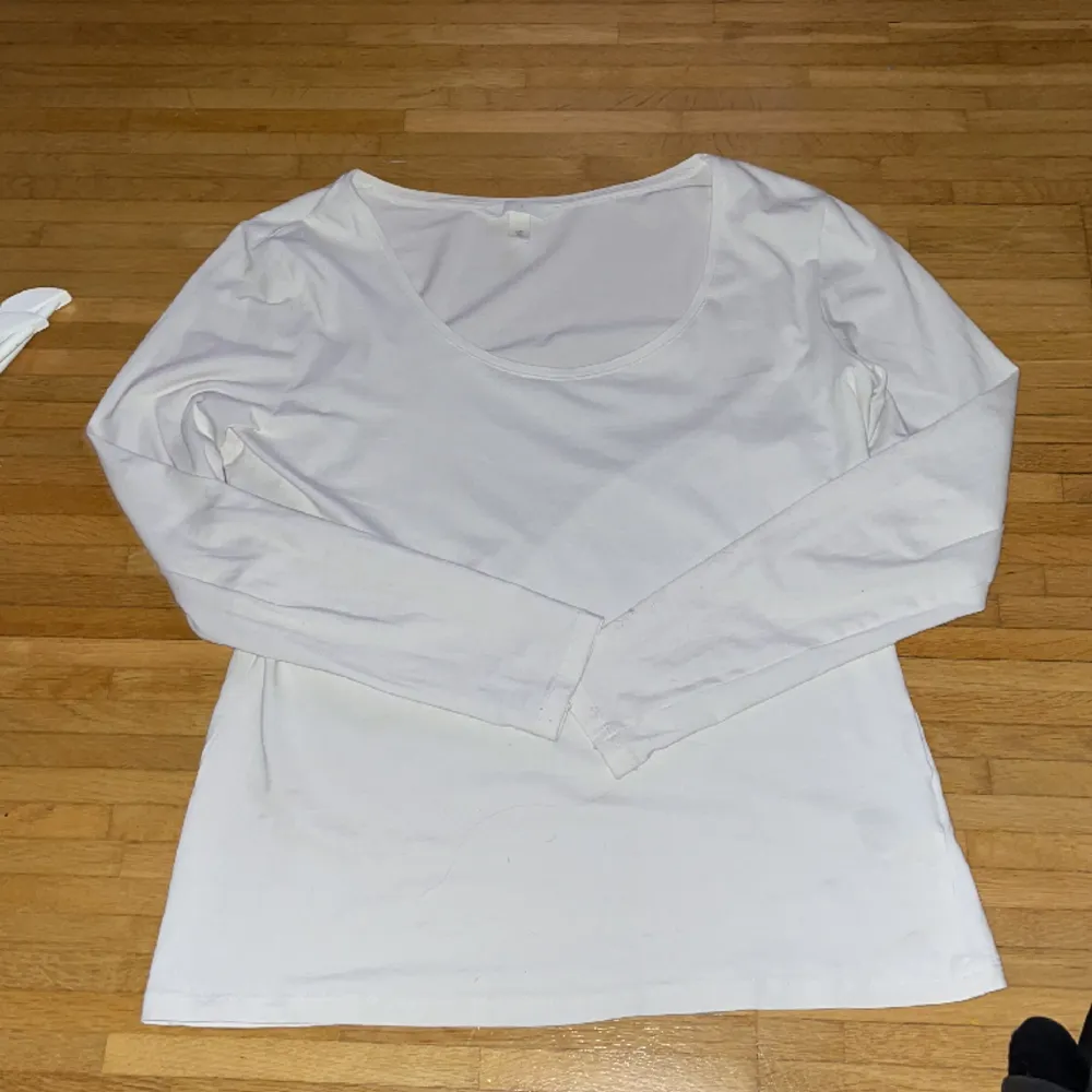 Långärmad vit tröja från h&m. Bra skick. Använd köp nu!. T-shirts.