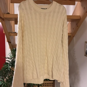 Tröja  - Jätte fin kabelstickad tröja från Gina , använd en gång