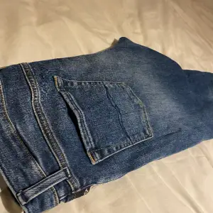 STEAL! Replay jeans| perfekt för dig med Grish stilen| storlek 158, men passar även 30/30| Modell: Thad| inga defekter eller något liknande| condition: 10/10| perfekt inför den kommande våren| pris kan diskuteras!