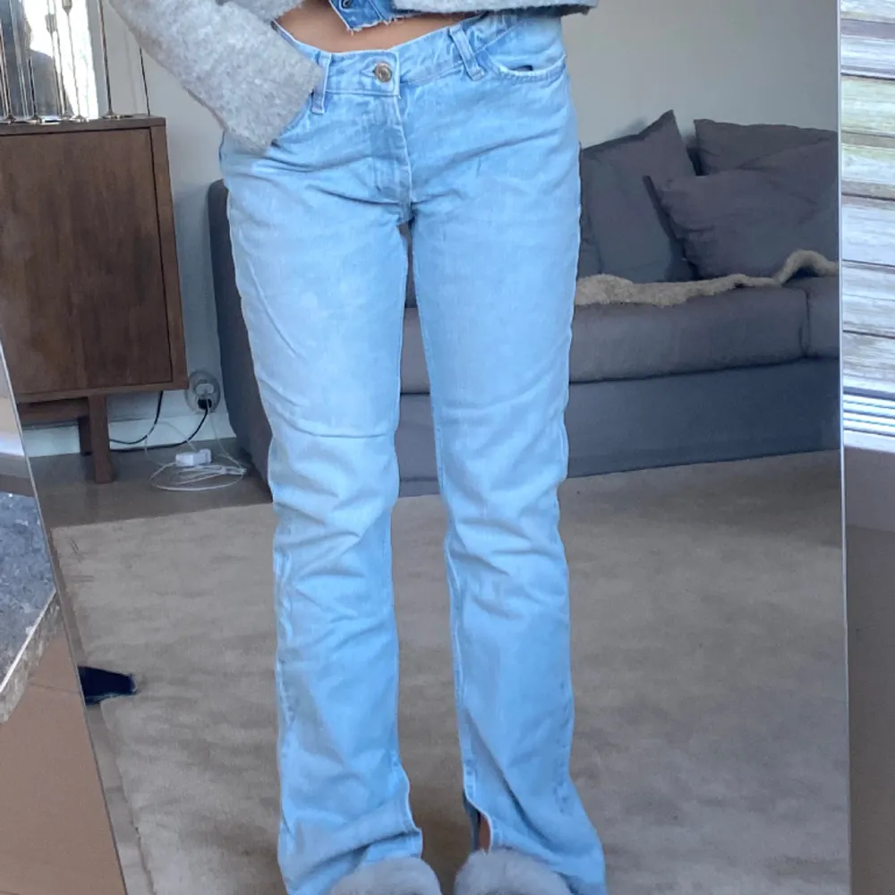 Jag säljer mina lågmidjade jeans från zara som endast är använda 1 gång! De är ljusblåa och har en såå snygg liten slits i foten💙💙💙✨✨. Jeans & Byxor.