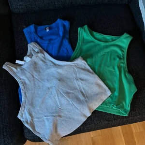Linnen - Säljer dessa 3 linnen för 100kr eller 50kr var ! alla har samma storlek/ passform även fast ena står de L på en och M på andra! BLÅ L från BOG i stockholm, GRÅ M från HM, GRÖN 40/42= M/L från shein! 
