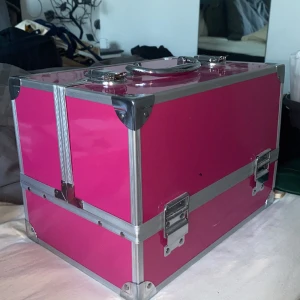 Stor sminkväska - En stor makeupsminkväska. Haft lite grejer i sig men inte mycket, lite dammig inuti annars perfekt skick. Pris kan diskuteras☺️