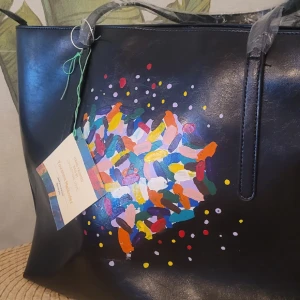 ny väska handmålad ä. Love - ny väska handmålad av mig. stor. resistent. rymlig. halvläder...mått 35cm bred och 45cm lång.