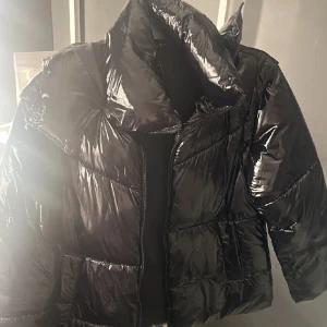 Zara jacka  - Säljer denna vinterjacka från zara som jag köpte här på Plick som aldrig kommit till användning.  Den har inga defekter och är som ny. Det går att ta av ärmarna så att det blir som en väst om man vill det. Hör av er för för fler bilder!!🥰