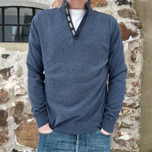 Massimo dutti tröja - Massimo dutti Kashmir tröja i nyskick. Strl M. Riktigt snyggt med en skjorta under. Om du har någon fundering, hoppa in i DM, Mvh Stilkontoret 