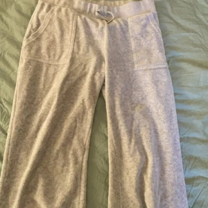 Gråa juciy couture byxa använda ett par ggr  - Jag har klippt upp sömmarna vid fötterna så dom blir längre men skriv om ni vill se dom på eller vill veta ngt mer🤗